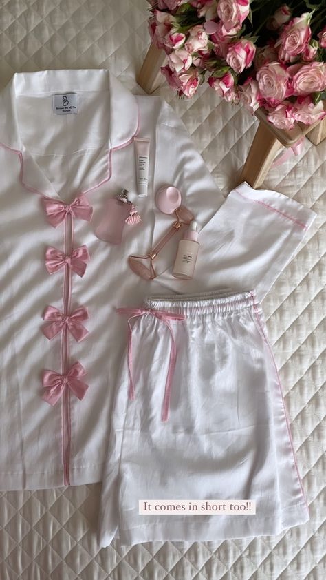 Pyjamas Aesthetic, Essential Clothes, Pajamas Aesthetic, Cute Pjs, Pajama Fashion, Sleepwear Fashion, Cute Sleepwear, Cute Pajama Sets, Elegant Feminine