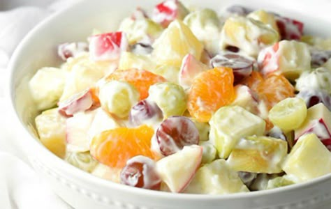 Estas ensaladas son la debilidad de muchos y no te las puedes perder... Summer Potluck Recipes, Sweet Salads, Ambrosia Fruit Salad, Creamy Fruit Salads, Easy Fruit Salad Recipes, Fruit Dips, Dressing For Fruit Salad, Fruit Salad Easy, Resep Salad