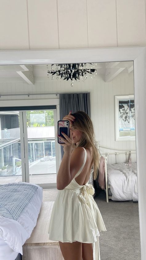 Dress Poses Mirror, Mirror Selfie Poses In Dress, Indoor Selfie Ideas, Insta Mirror Pic Ideas, Summer Mirror Pics, Hide Face Mirror Selfie, Pose Hide Face, Full Body Mirror Selfie, Men Mirror Selfie