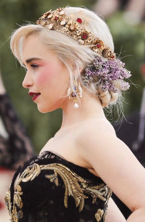 Emilia Clarke Met Gala, Emilia Clarke Daenerys, Queen Woman, Emilia Clarke, Gala Dresses, Costume Design, Her Hair, Headpiece, Beautiful People