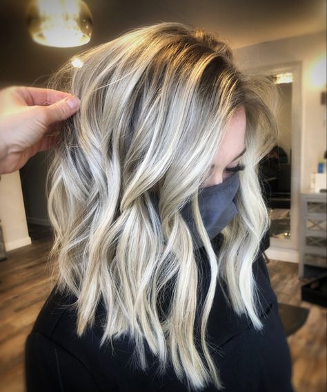 Medium Aline Bob, Jesse James Decker Hair Short, Blond Front Pieces Of Hair, Shoulder Length Blonde Hair Balayage, Short Mom Haircut, Lob Highlights, Low Maintenance Blonde Balayage, White Hair With Lowlights, Lived In Blonde Hair