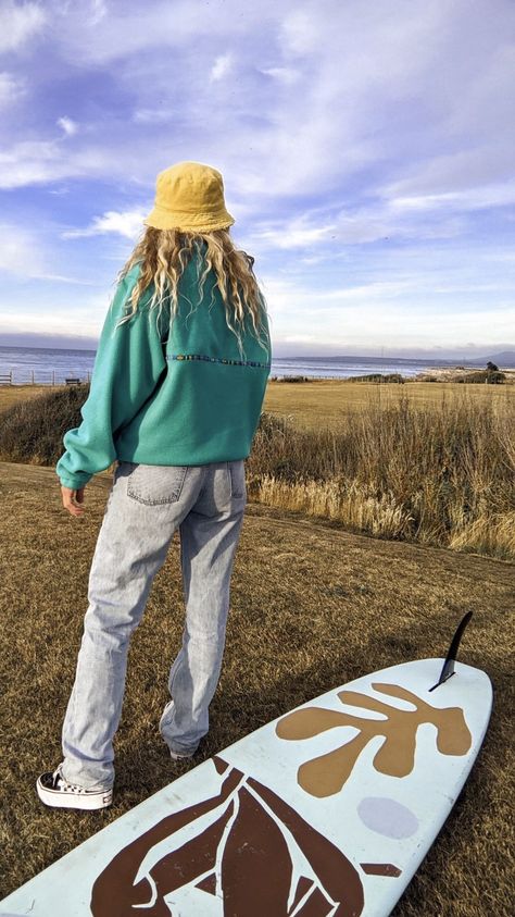 Surf Vibes Outfit, Surf Winter Style, Winter Surfer Girl Style, Surfy Outfits, Surfer Girl Style Winter, Surfer Aesthetic Girl Outfits, Surf Girl Style Outfits, Surfer Girl Style Outfits Winter, 70s Surf Aesthetic