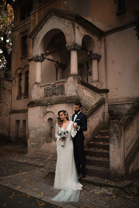 Bride and Groom Photoshoot, Old Building | Jurnal Fotografic - Destination Wedding Photographer Old Town Wedding Photography, Brick Wall Wedding Photos, Old Building Photoshoot, Bohemian Wedding Photography, Bride And Groom Photoshoot, Environmental Portrait, Pose Wedding, Pose Couple, Groom Photoshoot