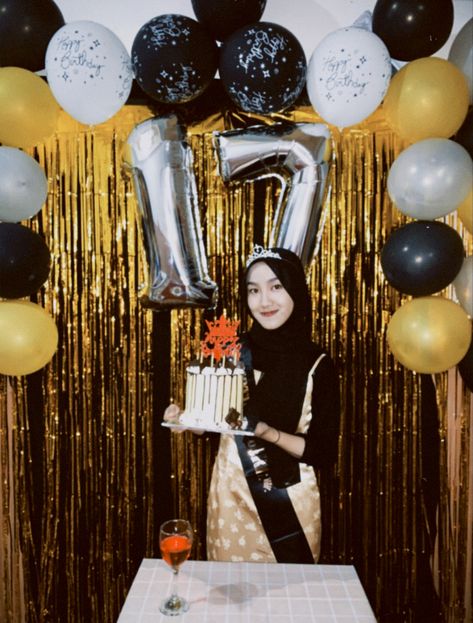 birthday party Bday Poses, Birthday Stitch, Yearbook Photoshoot, Caption Instagram, Aesthetic Hijab, 17th Birthday Ideas, Outfit Birthday, Random Pict, Hijab Girl