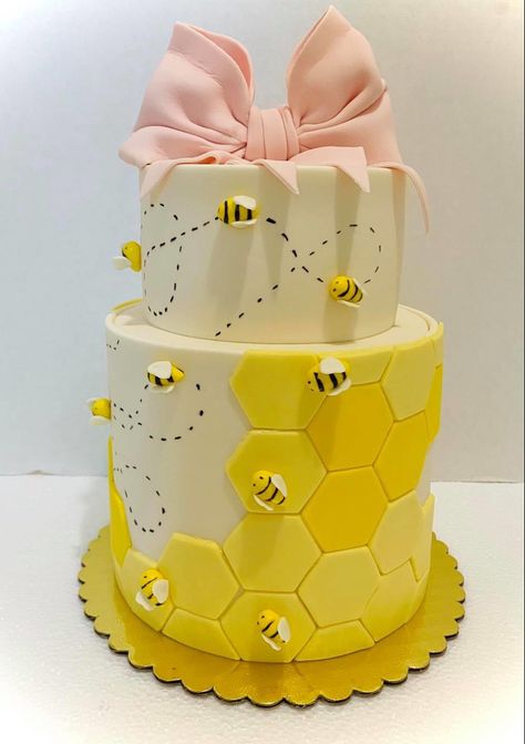 Fondant Theme Cake Ideas, 1st Birthday Bee Cake, Bee Theme Birthday Cake, Honey Bee Theme Cake, Bumblebee Cake Ideas, Bumble Bee Cakes, Bumble Bee Party Ideas, Bee Cakes Ideas, Maya The Bee Birthday Party