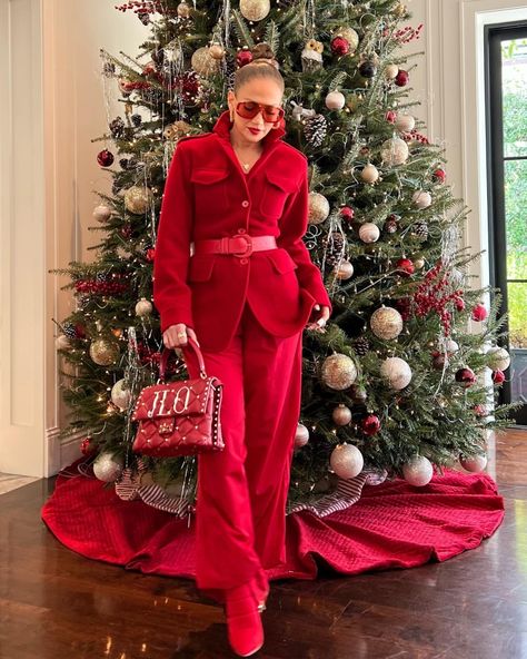 Jennifer Lopez Outfits, Hot Suit, Glamorous Christmas, Amber Valletta, Bright Red Lipstick, Cute Christmas Outfits, Jenner Family, Red Puffer, Gorgeous Christmas