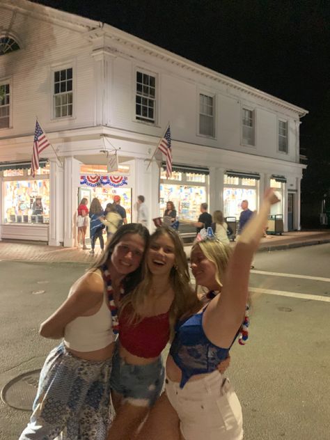 Marthas Vineyard Edgartown, Fourth Of July Party Aesthetic, Marthas Vineyard Summer Aesthetic, Martha's Vineyard Aesthetic, Marthas Vineyard Summer, Boston 4th Of July, Fourth Of July Beach, Marthas Vineyard House, Fourth Of July Aesthetic