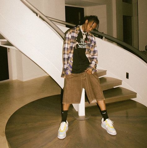 Aesthetic Rap, Travis Scott Outfits, Travis Scott Fashion, Flannel Shirt Outfit, Colored Sneakers, Techwear Fashion, Rapper Outfits, Nike Socks, Street Style Outfits Men