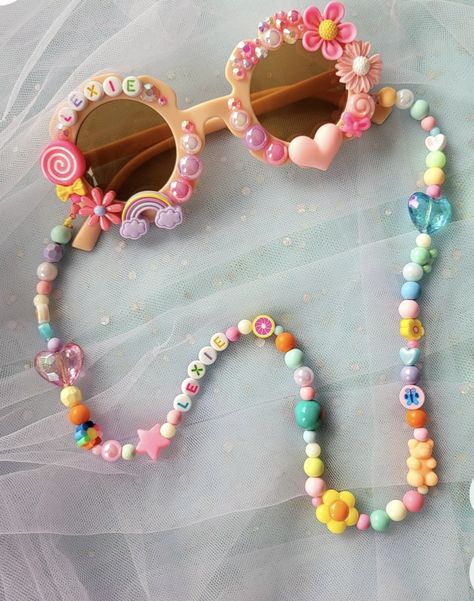 Beaded Jewelry For Kids, Necklaces Diy Ideas, Sunglasses Chains, Diy Sunglasses, Flower Hearts, Jewelry Shop Display, Colorful Sunglasses, Bracelet For Kids, Beaded Sunglasses