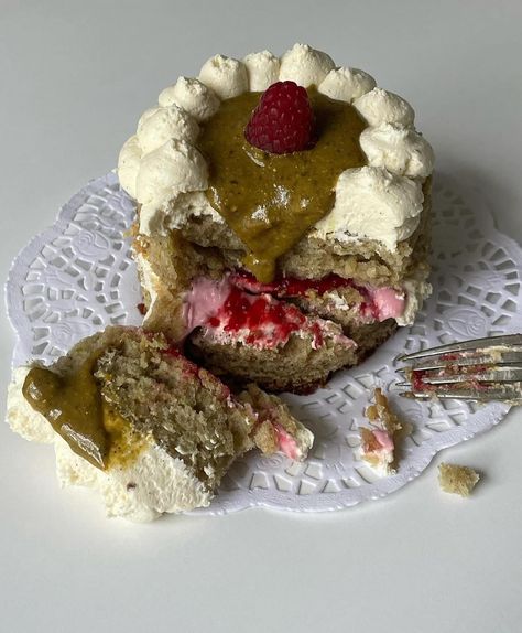 chiffon pistachio cake with raspberry jam, raspberry mascarpone, salted vanilla swiss meringue buttercream & pistachio cream❤️ by @lillesmunch Swiss Cake, Pistachio Cream, Confetti Cake, Pistachio Cake, Swiss Meringue Buttercream, Raspberry Jam, Beautiful Food, Pretty Cakes, Pistachio