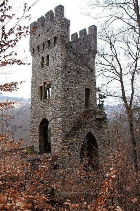 Small Castles, Beautiful Ruins, Abandoned Castles, Chateau France, Castle Ruins, Castle House, Beautiful Castles, Old Stone, Medieval Castle