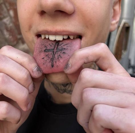 Tongue Tattoo, Underground Tattoo, Tattoo On Arm, Model Tattoo, Idea Tattoo, Funky Tattoos, Stick N Poke, Tattoo Fails, Body Tattoo