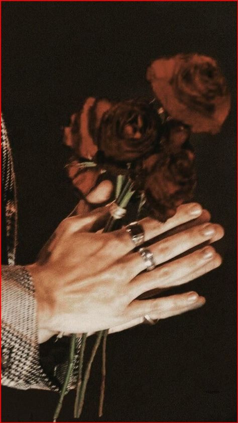 harry styles ring bot on Twitter: "… " Harry Styles Hands, Harry Styles Lockscreen, Catrina Tattoo, Gambar One Direction, L Wallpaper, Harry Styles Aesthetic, Harry Styles Live, Harry Styles Wallpaper, Harry Styles Pictures