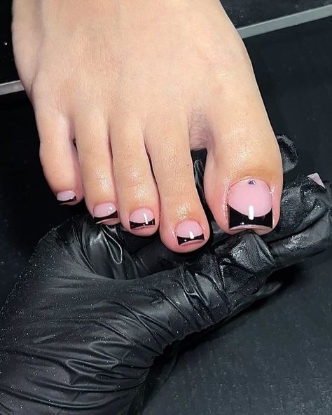 Posted by Zoe Scott. . Hey there, I've got some exciting news to share - we're diving deep into the stylish world of black pedicures today! In the dynamic sphere of beauty, ... Check more at https://alexie.co/beauty/best-black-pedicure-ideas-to-try-today/ Black Pedicures, Black French Tip Pedicure, Black French Pedicure, Black Pedicure Ideas, Black French Tip Toes, French Pedicure Ideas, Pedicure Routine, French Tip Pedicure, Black Pedicure