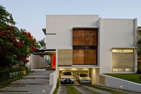 Located in Valle Real, Zapopan, Mexico, and designed by Agraz Arquitectos, Casa G illustrates a creative approach to the art and craft of architecture. Houses In Mexico, Underground Garage, Modern Garage, Garage House Plans, Narrow House, Modern Mansion, Garage Plans, Garage Design, Garage House