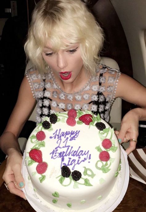 April 23, 2016 To celebrate her BFF Gigi Hadid's 21st birthday, Swift and the gang hit Coachella. From what we can see, she layered a floral-overlay blouse over a geometric bralette and it made for a decidedly badass combo paired with her messy bleach blonde lob. Taylor Swift Gigi Hadid, Bolo Taylor Swift, Taylor Swift New York, Taylor Swift And Calvin, Taylor Swift Cake, Jet Privé, Taylor Swift Birthday, Taylor Swift New, Calvin Harris