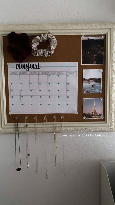 Corkboard Calendar, Fairy Lights Bedroom Wall, Diy Cork Board Wall, Pinboard Ideas Aesthetic, Bulletin Board Ideas For Bedroom, Corkboard Decor, Cork Board Ideas For Bedroom, Pinboard Ideas, Office Ideas For Work