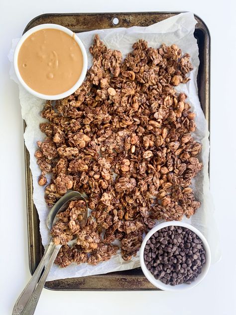 Chocolate Peanut Butter Granola - Wellness by Kay Chocolate Peanut Butter Granola, Homemade Chocolate Peanut Butter, Chocolate Granola Recipe, Healthy Homemade Granola Recipe, Easy Granola Recipe, Homemade Granola Healthy, Granola Recipe Healthy, Easy Granola, Healthy Granola