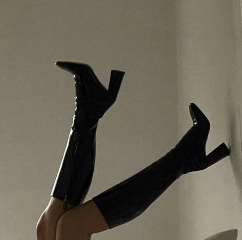 Boots Aesthetic, Heels Aesthetic, Dr Shoes, Gogo Boots, Aesthetic Shoes, Black Knees, Dream Shoes, Mode Inspiration, Cute Shoes