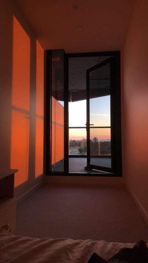 Wallpaper Estetika, Sunset Light, Orange Aesthetic, Aesthetic Rooms, Window View, Through The Window, Aesthetic Bedroom, New Wall, Sky Aesthetic