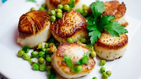 Seared Scallops with Peas Scallop Appetizer, Spring Appetizers, Spring Veggies, Pan Seared Scallops, Peas Recipe, English Peas, Seared Scallops, Scallop Recipes, Pea Recipes