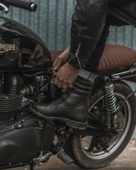 FREDDIE DOBBS on Instagram: “⚡️⚡️⚡️ . . . . . . . . #modernclassic #retrostyle #triumph #triumphbonneville #vintage #bonneville #motorcyclegear #scrambler #moto…” Vintage Bikes Aesthetic, Vintage Biker Aesthetic, Vintage Motorcycle Aesthetic, Alessio Falcone, Scrambler Moto, Triumph Street Scrambler, Triumph Motorbikes, Unique Decals, Biker Photoshoot