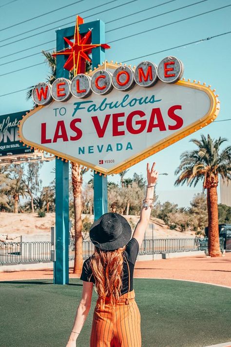 Girl holding up a peace sign standing in front of the Welcome to Las Vegas Sign. Las Vegas On A Budget, Vegas On A Budget, Summer Vegas Outfit, Hikes Near Denver, Disneyland Photography, Las Vegas Sign, Vegas Sign, Las Vegas Vacation, Visit Las Vegas