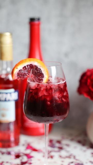 Lambrusco Spritz, Best Mocktail, Black Currant Juice, Sparkling Red Wine, Berry Cocktail, Spritz Recipe, Strawberry Rose, Red Drinks, Orange Cocktails