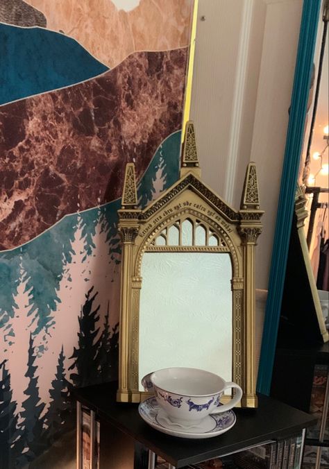 Perfect little mirror of erised Diy Mirror Of Erised, Harry Potter Mirror, Mirror Of Erised, Harry Potter Nursery, Other Space, Harry Potter Diy, Modern Round, Wall Mounted Mirror, Hanging Mirror