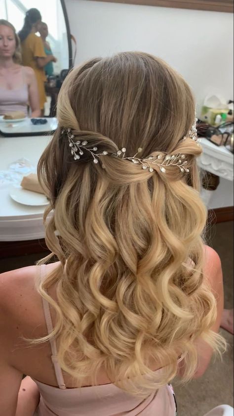 Half Up Half Down Bridal, Bridal Hairstyle, Wedding Hairstyles Half Up Half Down, Wedding Hair Inspiration, Princess Hairstyles, Bridal Hairstyles, Bridal Hair Vine, Penteado Cabelo Curto, Wedding Hairstyles For Long Hair