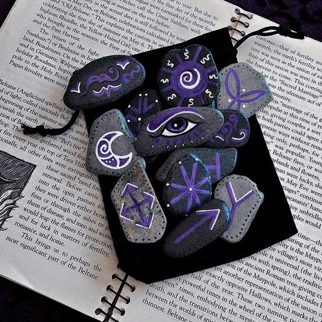 Diy Witch Runes, Witch Stones Rocks, Witchy Painted Rocks, Lunar Witch Aesthetic, Witch's Runes, Witch Stones, Hippie Images, Lunar Witch, Easy Clay Sculptures