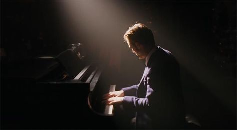 Ryan Gosling Piano, Sebastian Wilder, Jazz Aesthetic, Cinema Stills, Damien Chazelle, Film Journal, Club Lighting, Cinematic Lighting, Movies 2016