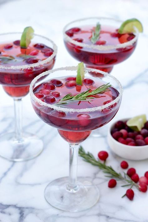 Margarita Mocktail Recipe, Cranberry Margaritas, Holiday Margaritas, Christmas Brunch Menu, Margarita Mocktail, Cranberry Mocktail, Christmas Drinks Alcohol Recipes, Cranberry Margarita, Margarita Cocktail