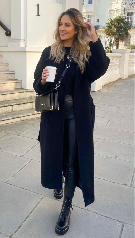 Black Coat Outfit Winter, Long Black Coat Outfit, Peacoat Outfit, Black Coat Outfit, Long Coat Outfit, City Break Outfit, Long Black Sweater, Winter Coat Outfits, Long Black Coat