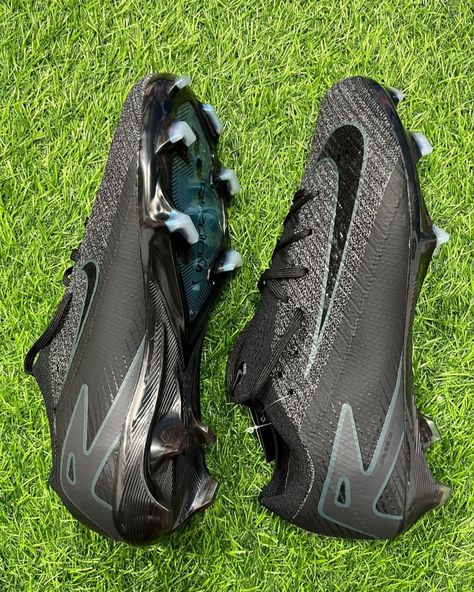 Nike Mercurial Vapor 16 Elite FG Low-Top Black Soccer Boots. Designed for speed and precision on firm ground, these sleek, all-black boots offer a secure fit and durable performance. Perfect for serious players looking to dominate the field in style. New Soccer Boots, Nike Boot, Rugby Boots, Football Ideas, Nike Football Boots, Soccer Stuff, Nike Boots, Soccer Boots, Roblox Gifts