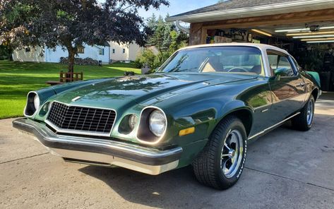 Even though the Z-28 was gone, Camaro sales still increased. How many 4-speed Camaros were built in 1976? #Camaro 1976 Camaro, 1979 Trans Am, Camaro For Sale, Pontiac Trans Am, Vinyl Roofing, Trans Am, Barn Finds, Performance Cars, Dodge Challenger