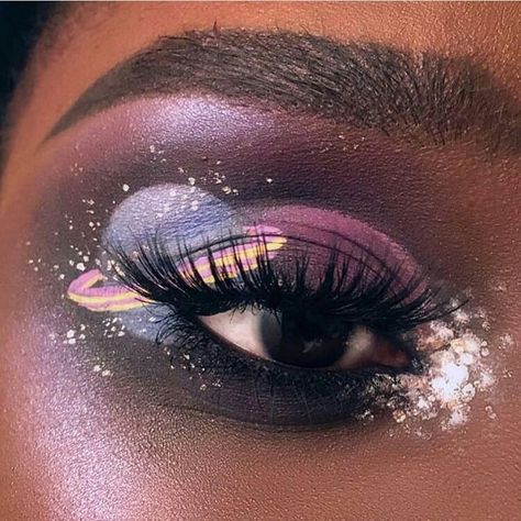 art is on eyelid, art is everywhere #art #inspirational #makeupideas #galaxy #on #eyemakeup Make Up Contouring, Airbrush Make Up, Halloween Make-up Looks, Make Up Designs, Galaxy Makeup, Blond Balayage, Smink Inspiration, Beauty Make-up, Eye Makeup Designs