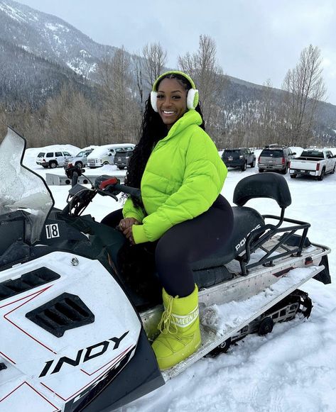 Ski Trip Activities, Ski Trip Aesthetic Black Women, Aspen Black Girls Trip, Snow Tubing Outfit For Black Women, Ski Outfits Black Women, Ootd Ski, Snow Tubing Outfit For Women, Cabin Trip Outfit Black Women, Tubing Outfits