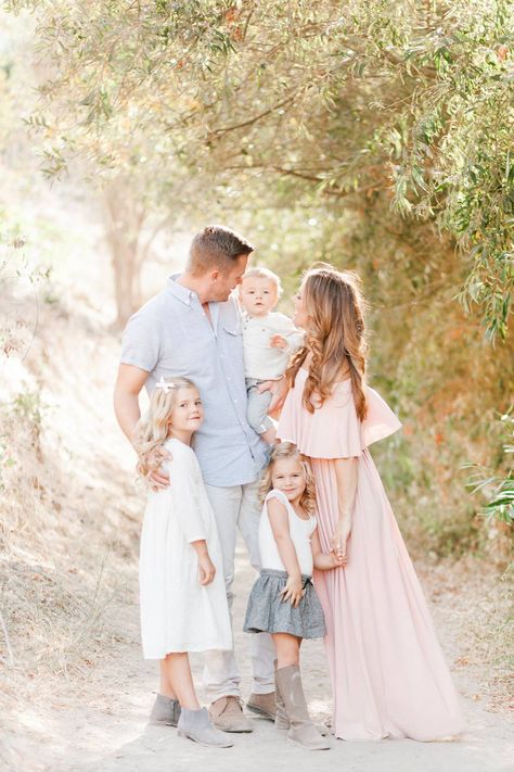 Spring Family Pictures, Family Photography Outfits, Family Portrait Outfits, Summer Family Pictures, Family Photo Colors, Summer Family Photos, Fall Family Photo Outfits, Family Photoshoot Outfits, Family Beach Pictures