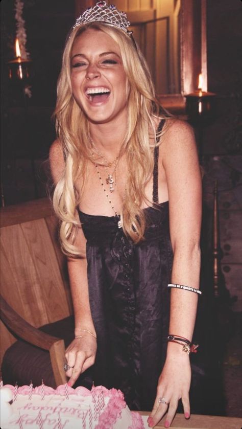 Lindsay Lohan 2000s, 2000s Icons, Lindsay Lohan, Outfit Trends, The 2000s, Party Girl, Famous Women, Paris Hilton, 90s 2000s