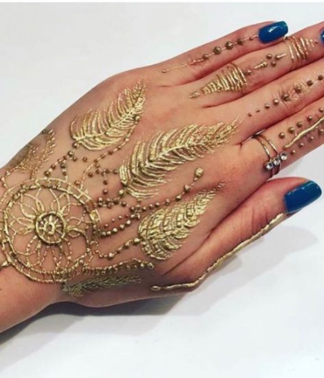 Unique Alternatives To Mehendi Designs For 2020 Weddings #shaadiwish #bridalmehendi #bridalhenna #hennadesigns #bridalmehendidesigns #mehenditrends2020 Glitter Henna, Mehandi Design For Hand, White Henna Designs, Original Wedding Ideas, Mehndi Ideas, Mehedi Design, White Henna, Bridal Mehendi Designs, Fingers Design