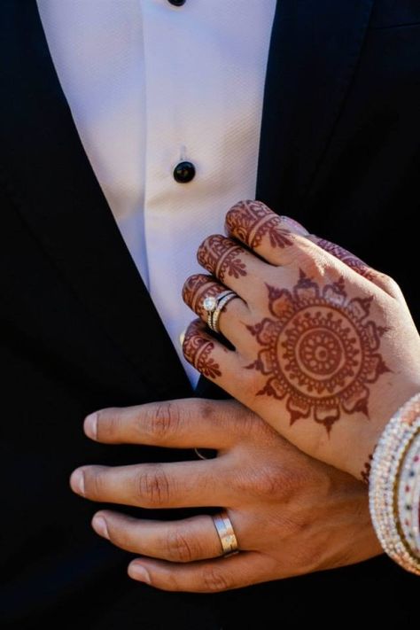 Hena Styles, Mehndi Photoshoot, Mains Couple, Engagement Ring Photography, Iconic Pictures, Indian Wedding Photography Couples, Engagement Photography Poses, Bridal Photography Poses, Wedding Henna