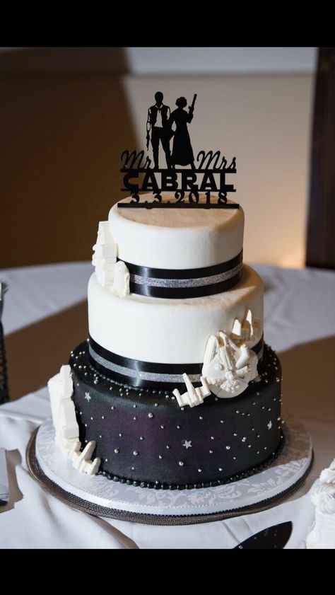 Star Wars Wedding Cake Ideas, Star Wars Wedding Cakes, Star Wars Grooms Cake, Star Wars Wedding Ideas, Star Wars Wedding Cake, Quince Cakes, Quince Cake, Star Wars Wedding Theme, Nerd Wedding