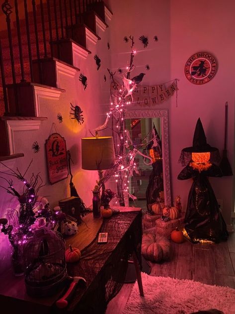 Halloween Witch Room Ideas, 80s Halloween Aesthetic Decor, 2000s Halloween Decorations, Halloween Decor All Year Round, Townhome Halloween Decorations Outdoor, House Halloween Decorations Indoor, Halloween Home Ideas, Halloween Esthetics Decor, House Decorated For Halloween