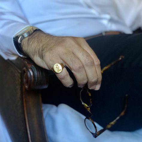 Men Wearing Rings, Money Rings, Custom Signet Ring, Mens Pinky Ring, Signet Ring Men, Classy Men, Signet Rings, Gold Signet Ring, Men's Jewelry Rings