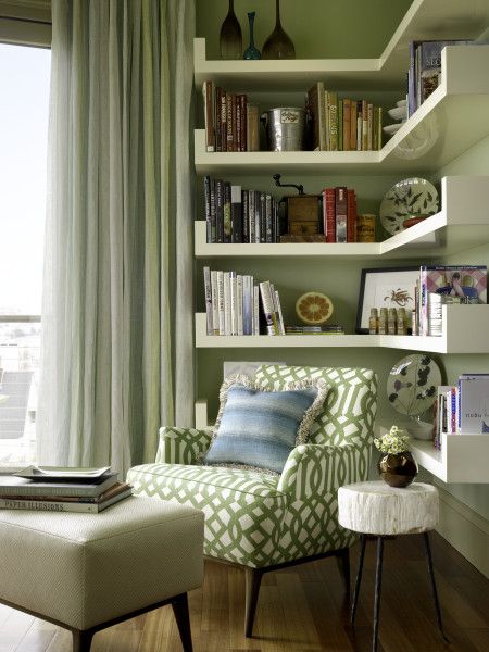 I love this corner!                                                                                                                                                     Más Corner Bookshelves, Living Room Corner, Room Corner, Living Room Shelves, Room Shelves, Small Room Design, Reading Nooks, Reading Corner, Corner Shelves