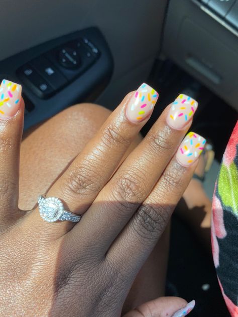 Book Inspired Nails Designs, Birthday Gel Nail Designs, Birthday Nails Sprinkles, Birthday Nail Set Ideas June, Sprinkles Nail Art, Birthday Sprinkle Nails, Birthday Disney Nails, Gel Birthday Nails, Birthday Dip Nails