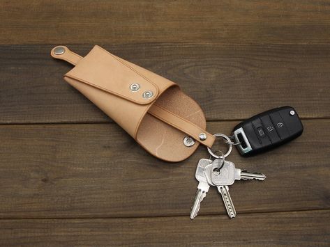 Leather Car Key Holder, Leather Key Holder Diy, Leather Handbag Patterns, Leather Working Projects, Diy En Cuir, Custom Leather Work, Leather Fob, Leather Organizer, Leather Anniversary Gift