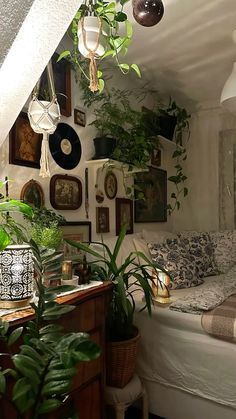 Vintage Plant Room Aesthetic, Vintage Bedroom With Plants, Bedroom Lots Of Plants, Bedrooms With Plants Aesthetic, Vintage Room With Plants, Bedroom Ideas Greenery, Vintage Plant Bedroom, Wall Plants Indoor Bedrooms, Bedroom Artsy Aesthetic