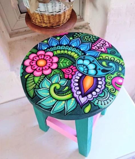 Cute Painted Stools, Stool Design Ideas Easy Diy, Hand Painted Stools Funky Furniture, Hand Painted Stools Ideas, Painted Stools Ideas Patterns, Hand Painted Chairs Funky Furniture, Funky Painted Chairs, Whimsical Furniture Painting Ideas, Painted Stools Ideas